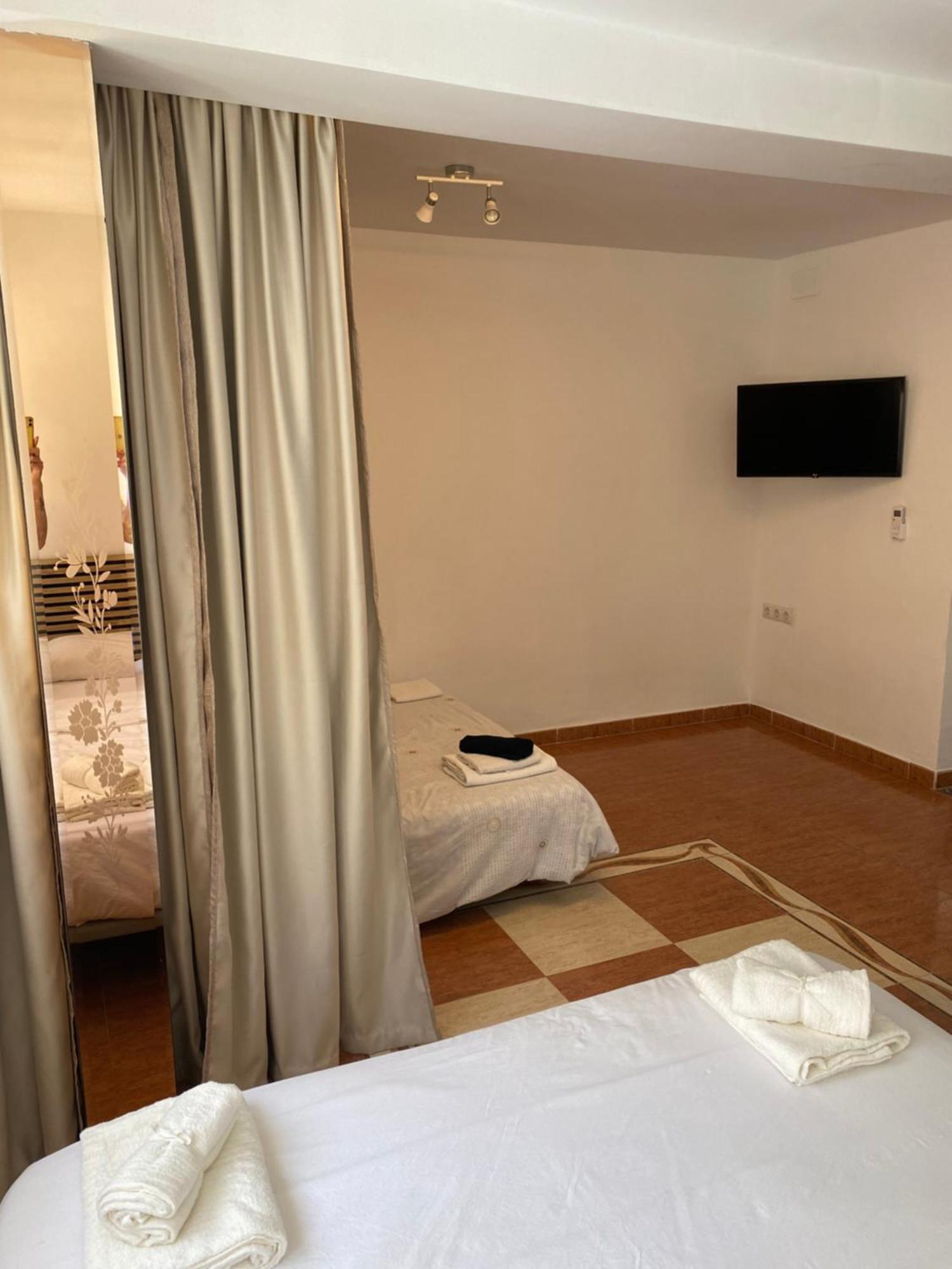 Habitaciones Con Bano Y Cocina Privada บาเลนเซีย ภายนอก รูปภาพ